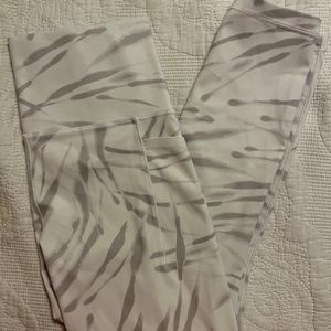 Athleta Salutation Stash Pocket II 7/8 Legging - Small